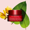 Clarins Multi-Intensive Natural Retinol Anti-Ageing Cream SPF 15 - Image 2